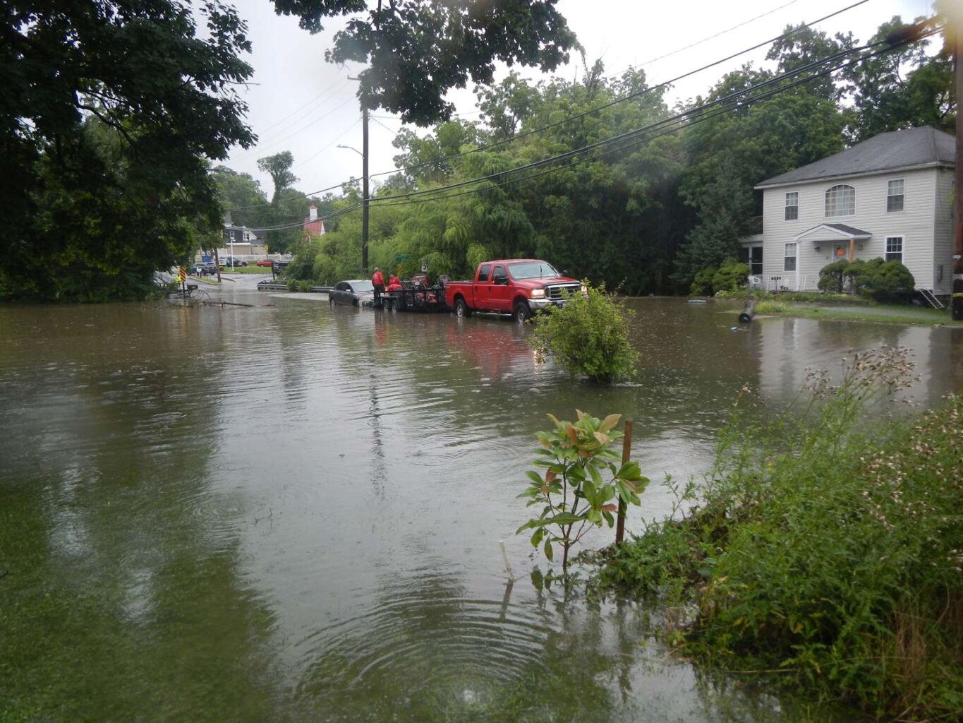 Cars-stuck-on-Greensdpring-Drive-and-Seminary-flood-7-7-23